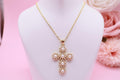 Collar Cruz con Perlas en Oro Laminado 18K – Elegancia y Fe