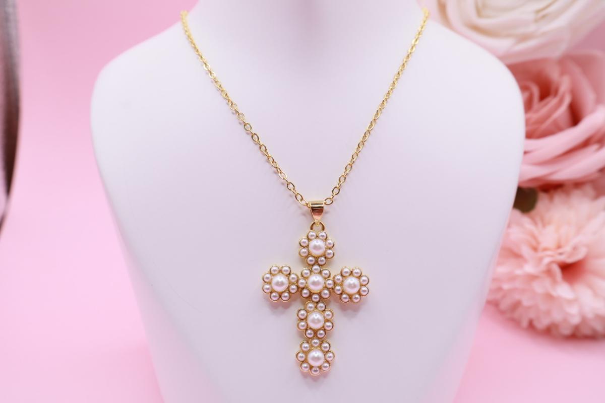 Collar Cruz con Perlas en Oro Laminado 18K – Elegancia y Fe