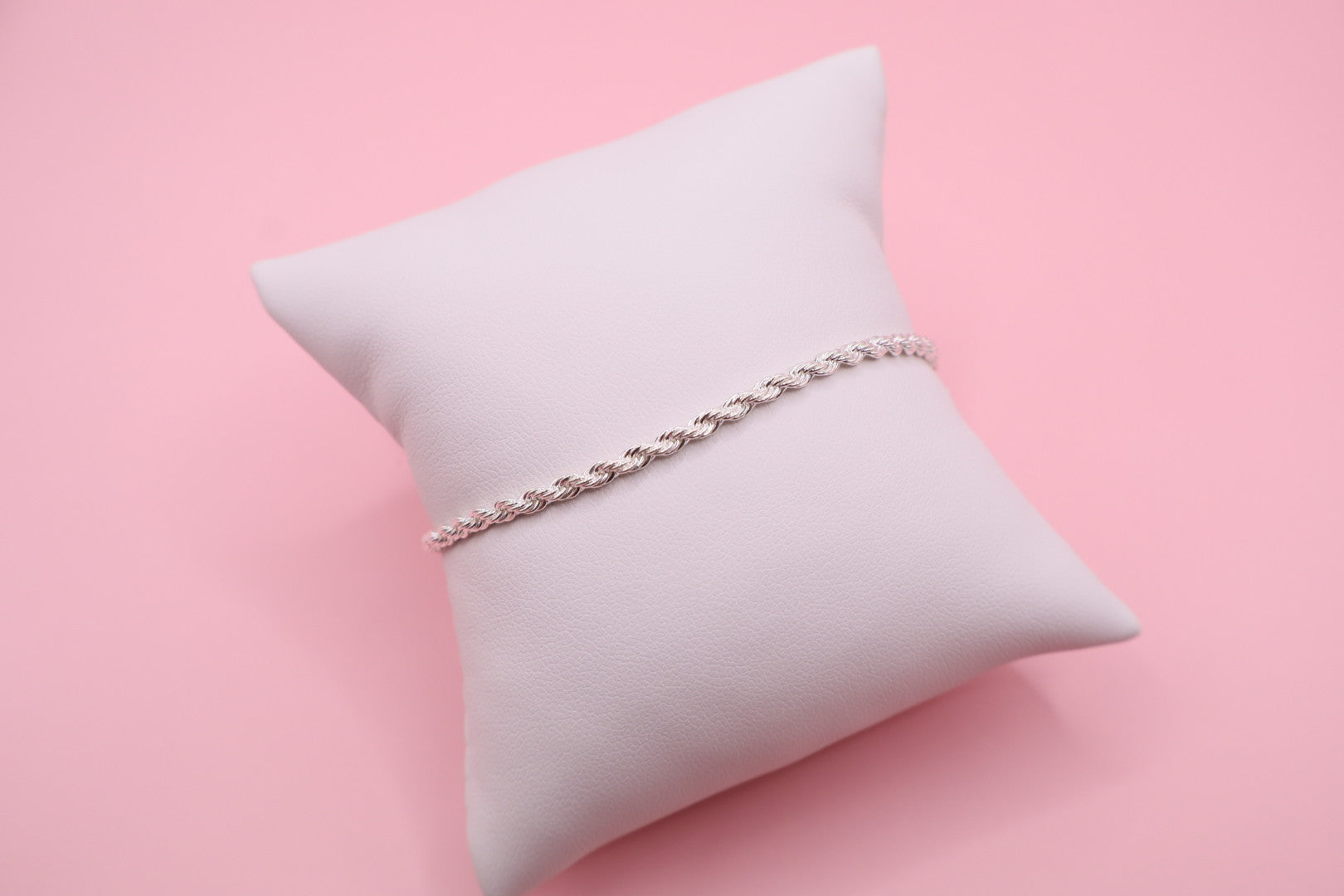 Pulsera de cadena estilo torcida plateada con baño de oro 18k