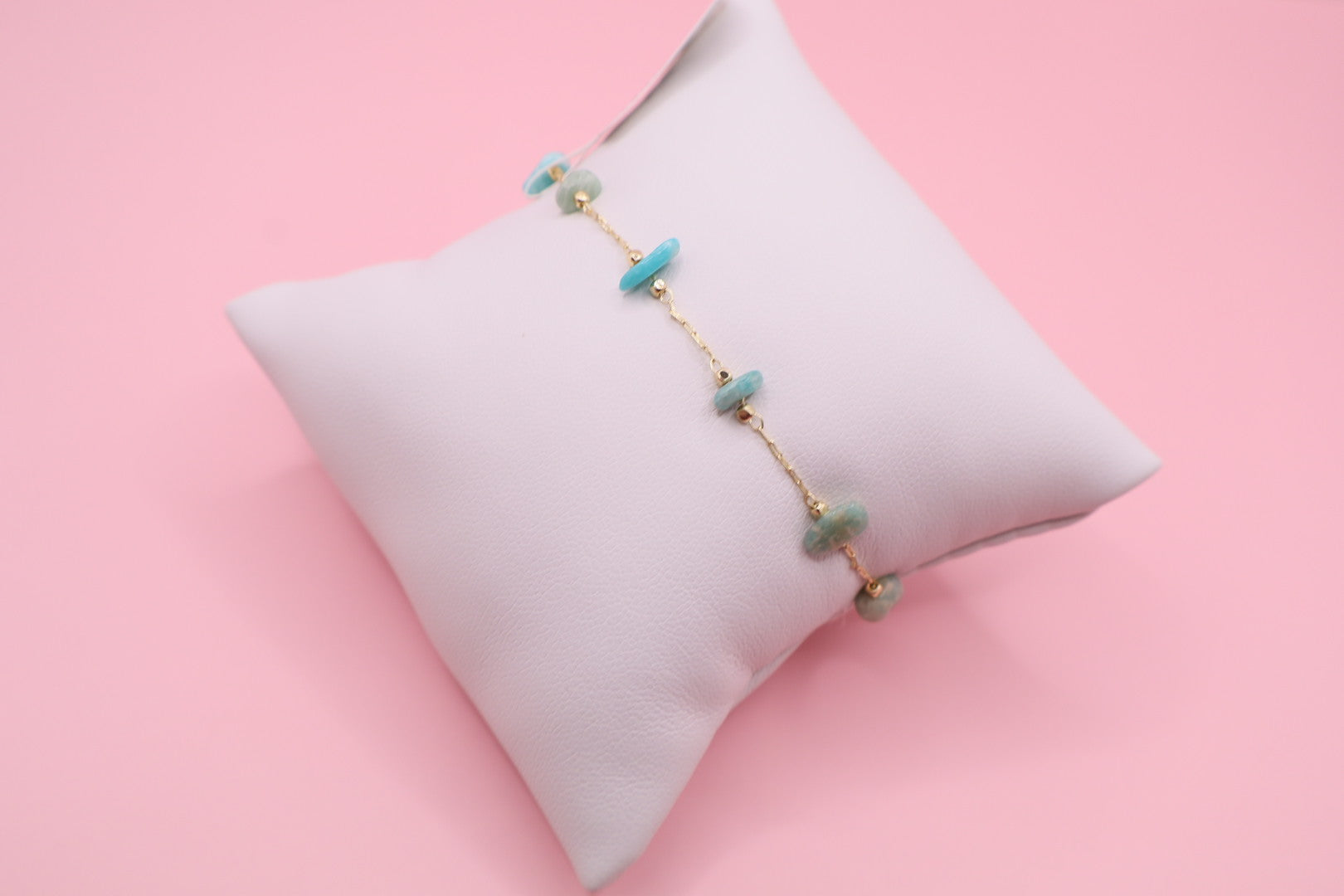 Pulsera estilo sutil y minimalista para dama, en baño de oro 18k y piedras naturales