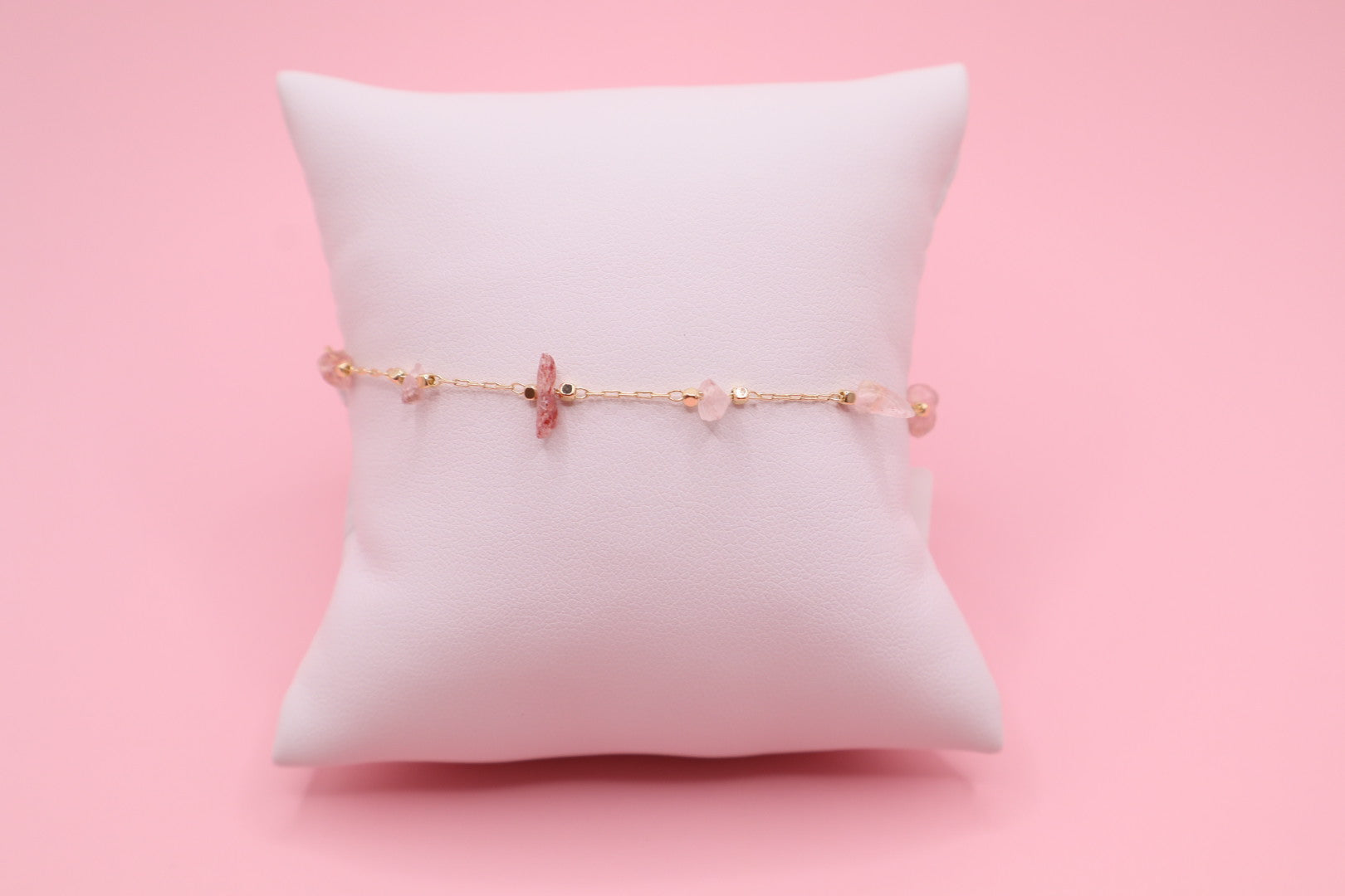 Pulsera estilo sutil y minimalista para dama, en baño de oro 18k y piedras naturales