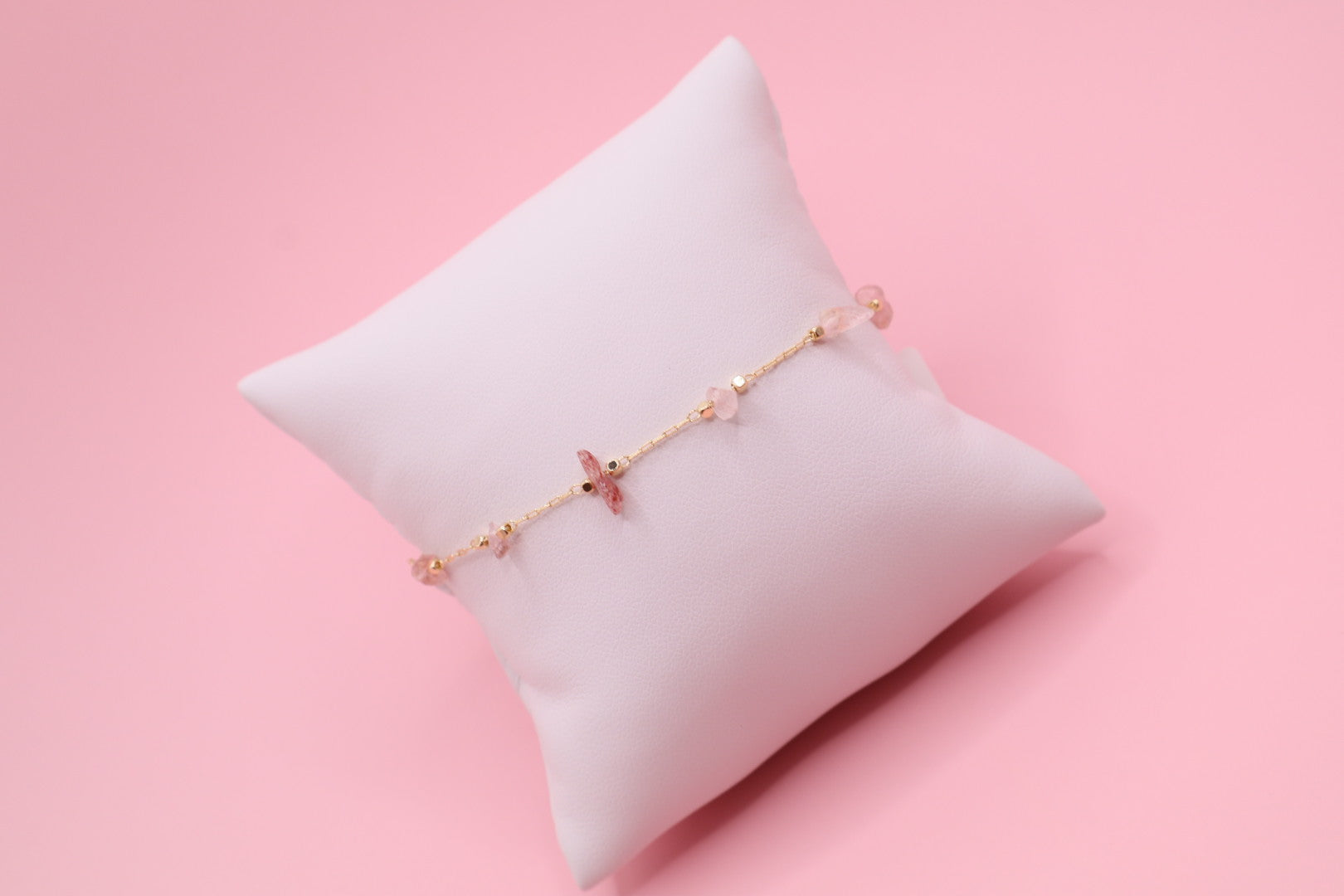 Pulsera estilo sutil y minimalista para dama, en baño de oro 18k y piedras naturales