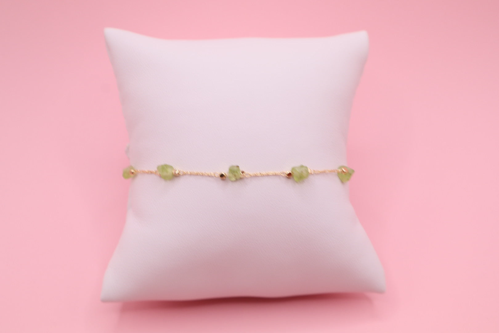 Pulsera estilo sutil y minimalista para dama, en baño de oro 18k y piedras naturales