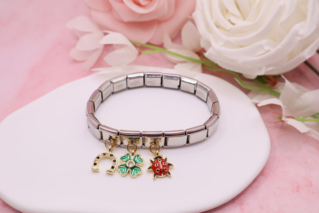 Pulseras de eslabones italianos en acero inoxidable con diferentes dijes.