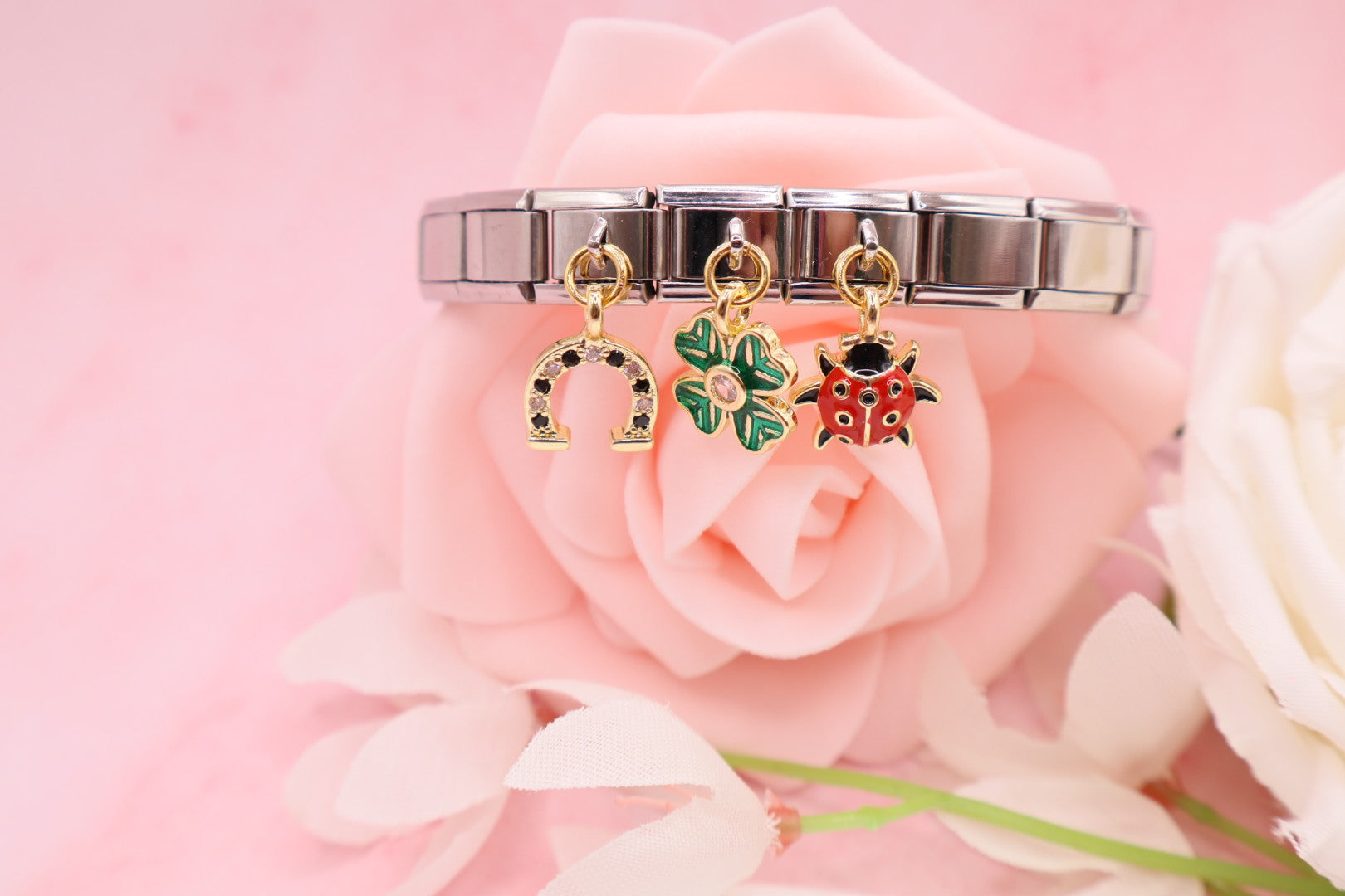 Pulseras de eslabones italianos en acero inoxidable con diferentes dijes.