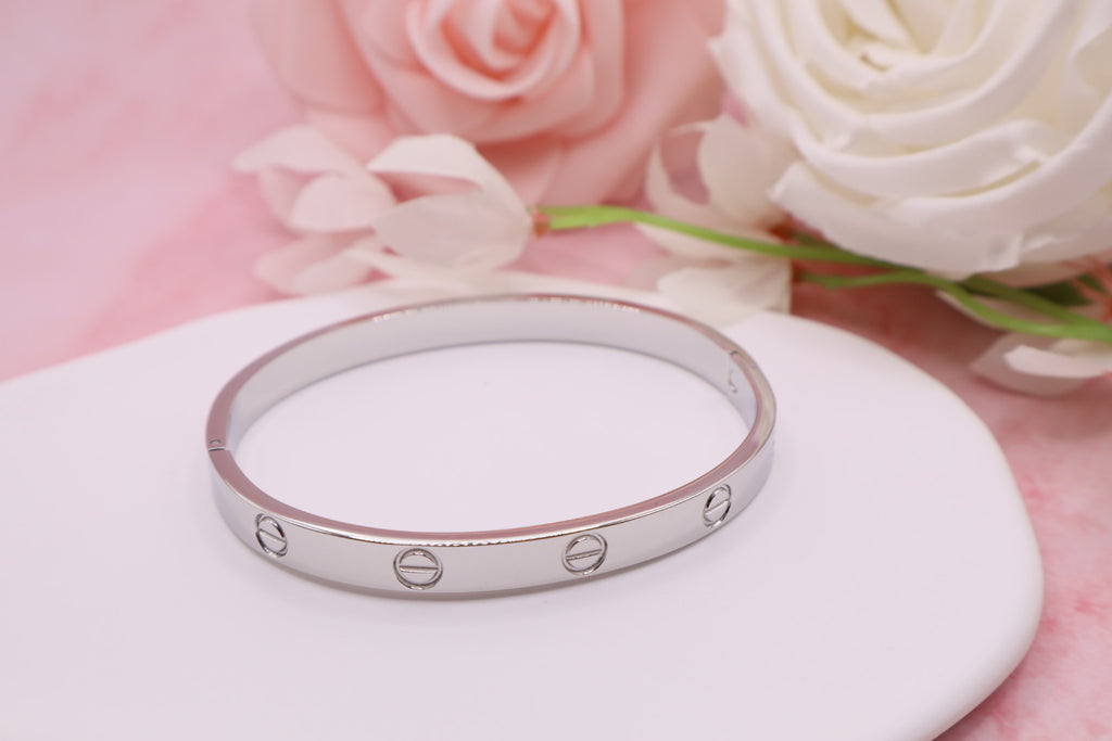 Pulsera inspirada en el diseño cartier en  acero inoxidable.