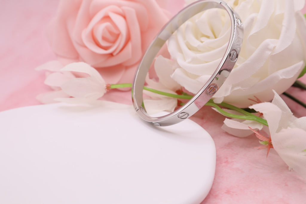 Pulsera inspirada en el diseño cartier en  acero inoxidable.