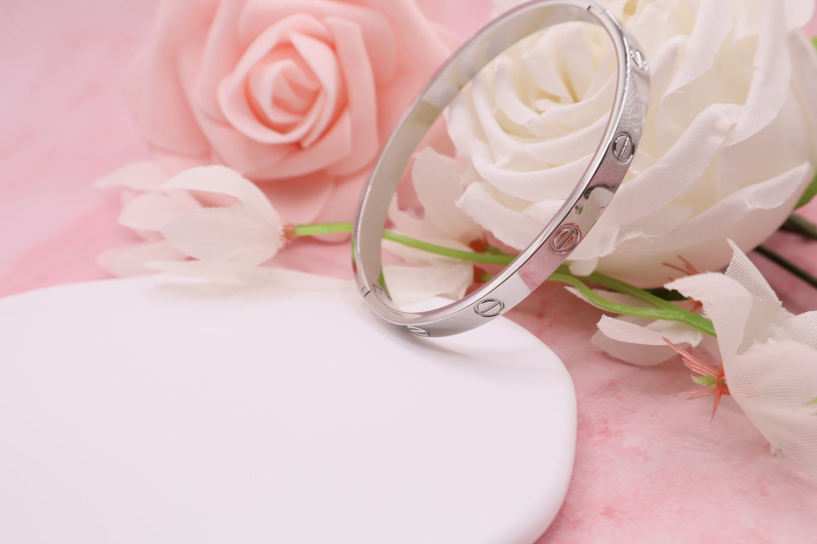 Pulsera inspirada en el diseño cartier en  acero inoxidable.