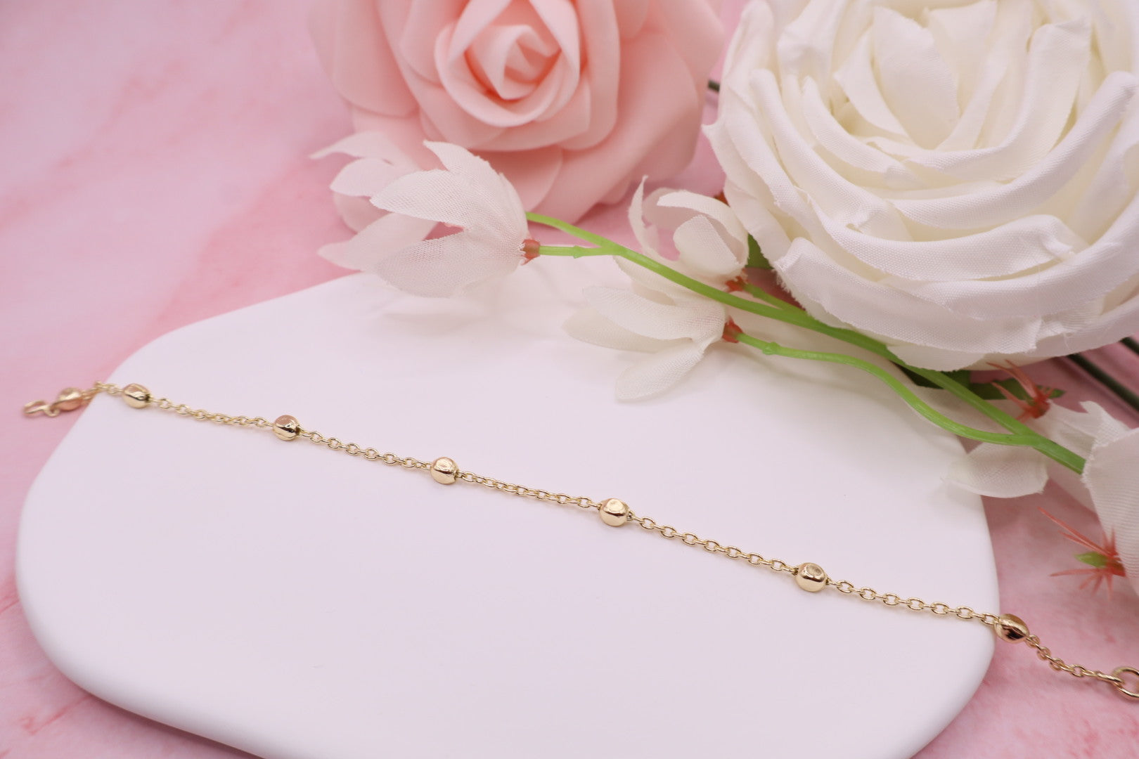 Pulsera minimalista de cadena fina con pequeñas esferas en baño de oro 18k
