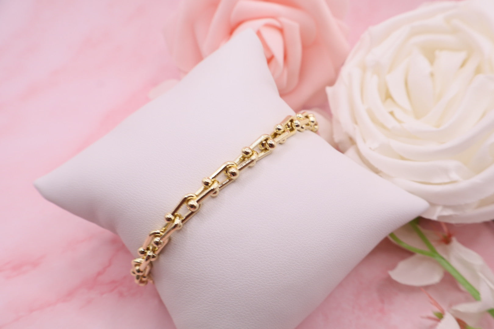 Pulsera de eslabones interconectados tipo grapa en baño de oro 18k