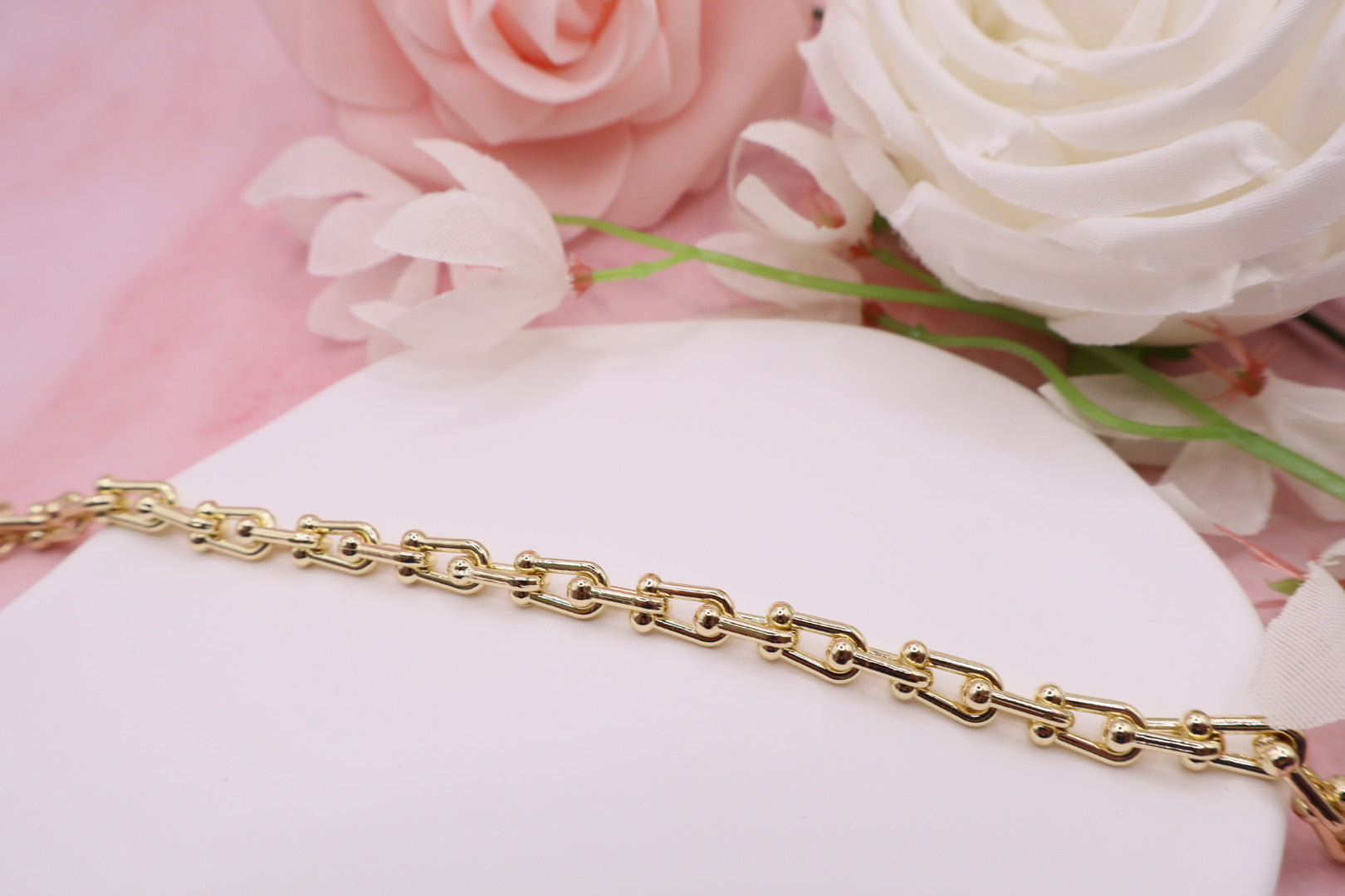 Pulsera de eslabones interconectados tipo grapa en baño de oro 18k