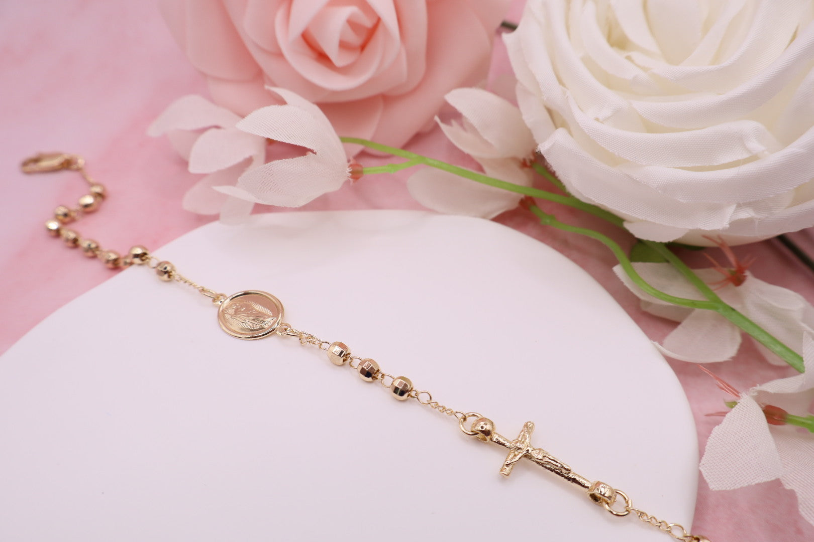 Pulsera de eslabones y balines estilo rosario con Saen baño de oro 18k