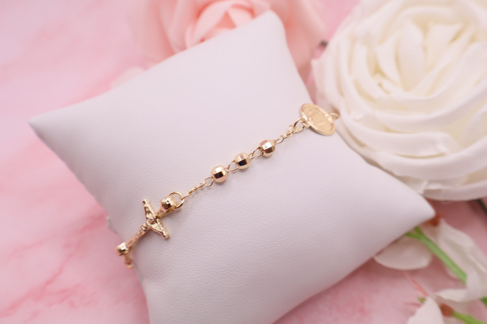 Pulsera de eslabones y balines estilo rosario con Saen baño de oro 18k
