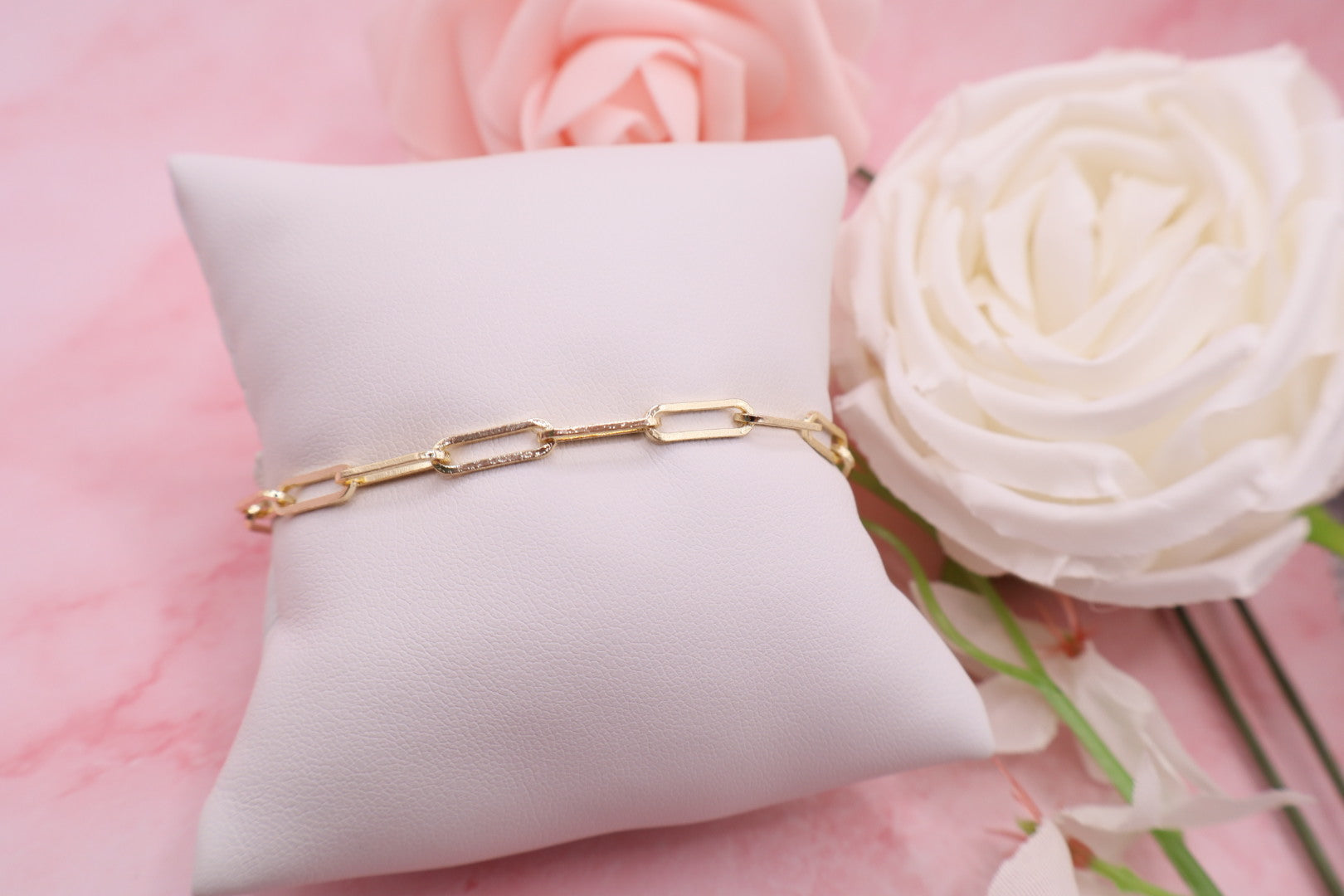 Pulsera de eslabones estilo clic bañada en oro 18k