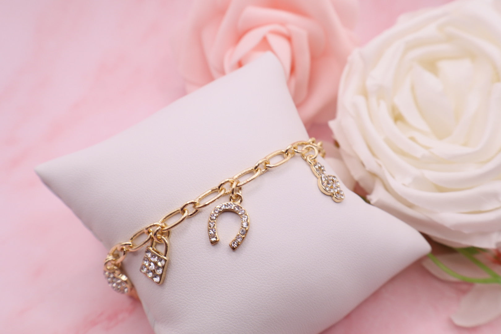 Pulsera de eslabones bañada en oro 18k con multiples dijes de buena suerte