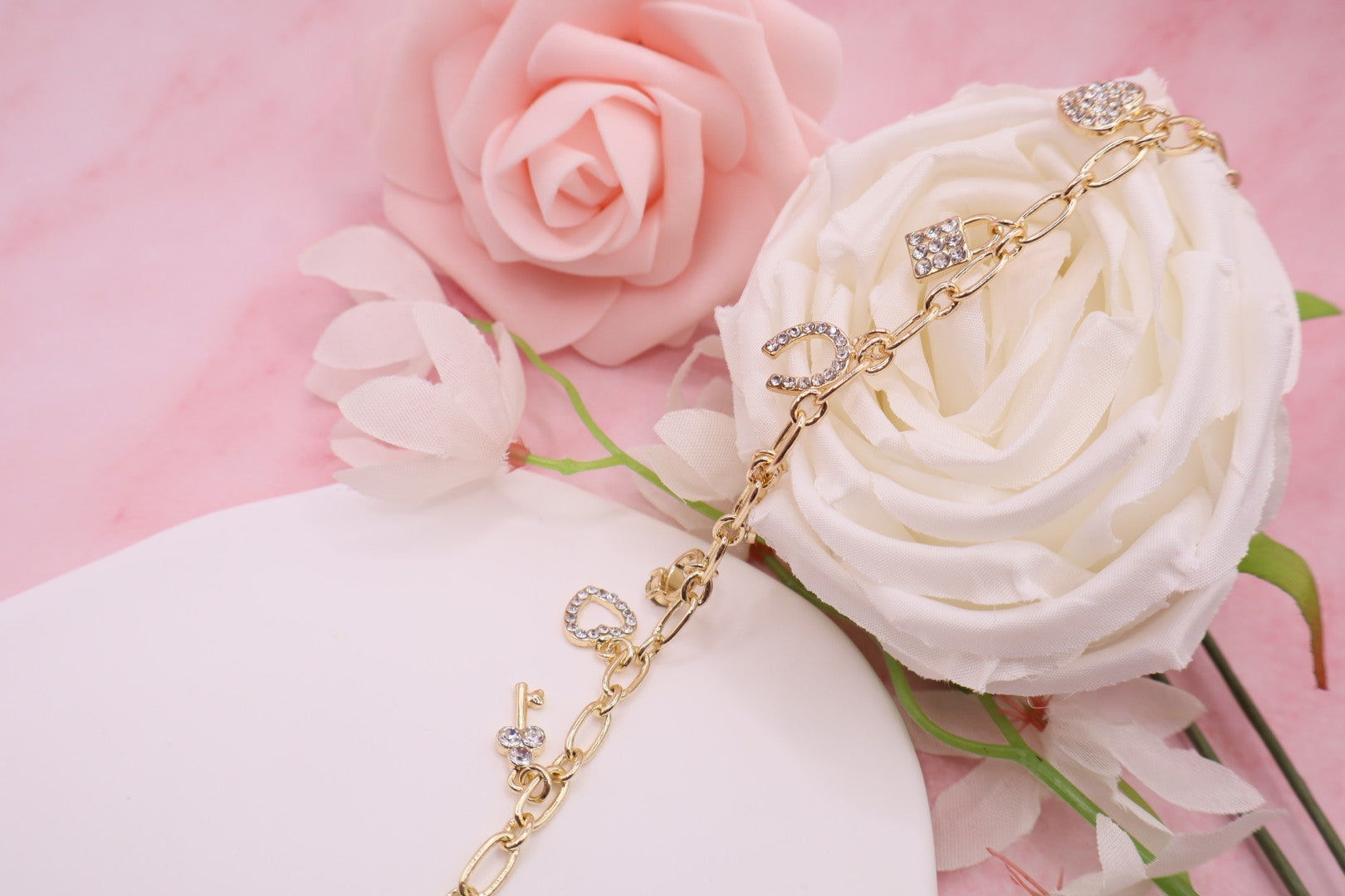 Pulsera de eslabones bañada en oro 18k con multiples dijes de buena suerte