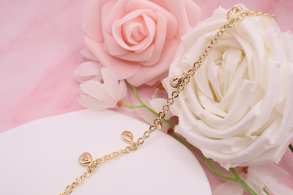 Pulsera de eslabones en baño de oro 18k con multiples dijes de gotas