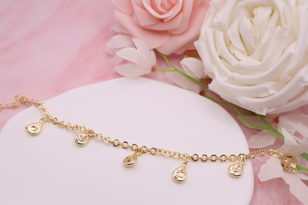 Pulsera de eslabones en baño de oro 18k con multiples dijes de gotas