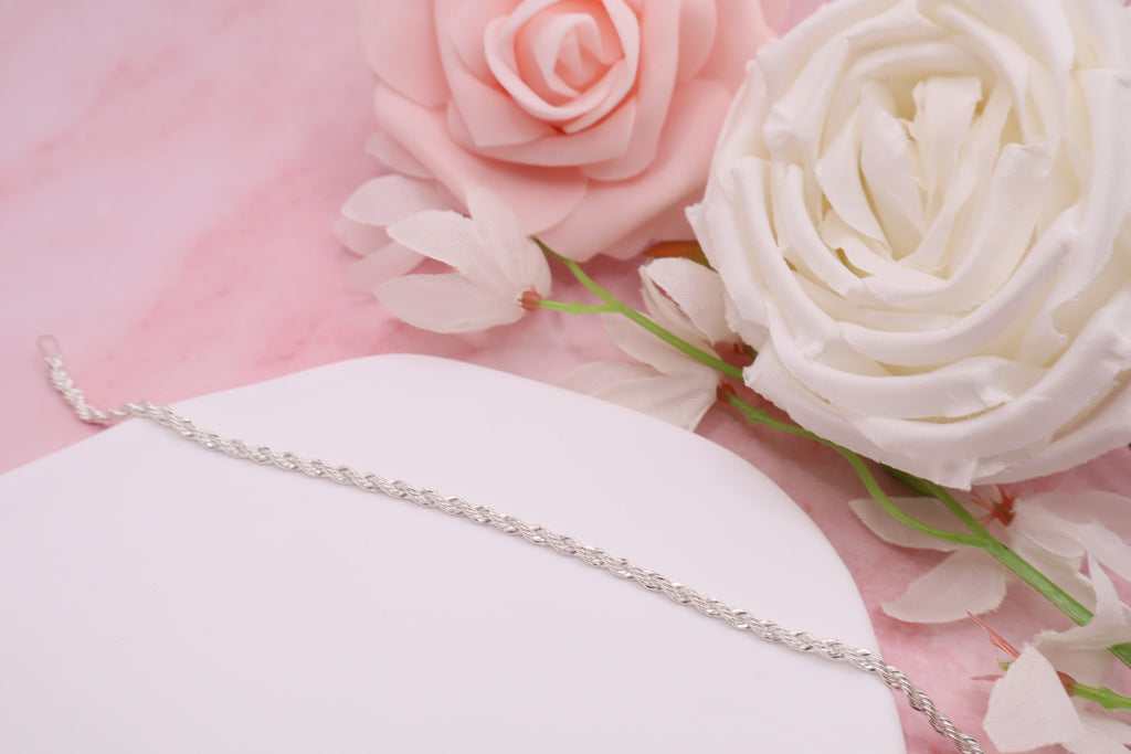 Pulsera plateada de tejido estilo cuerda en baño de oro 18k