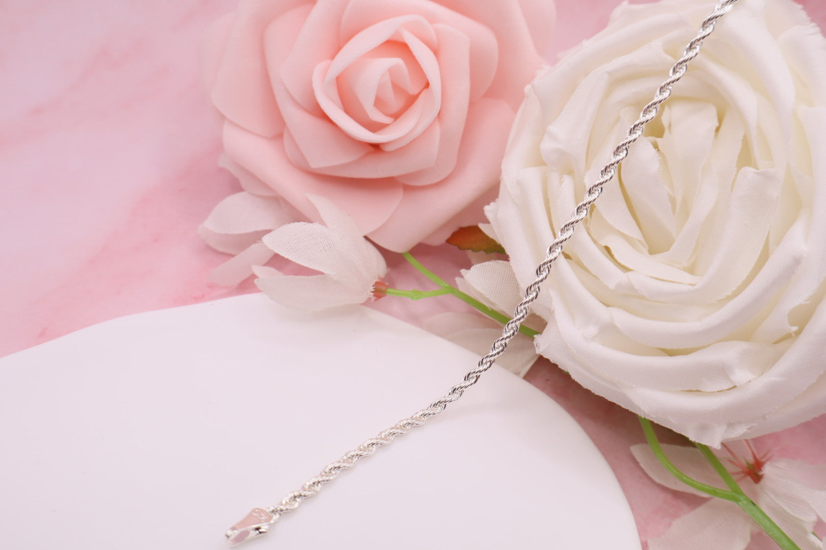 Pulsera plateada de tejido estilo cuerda en baño de oro 18k