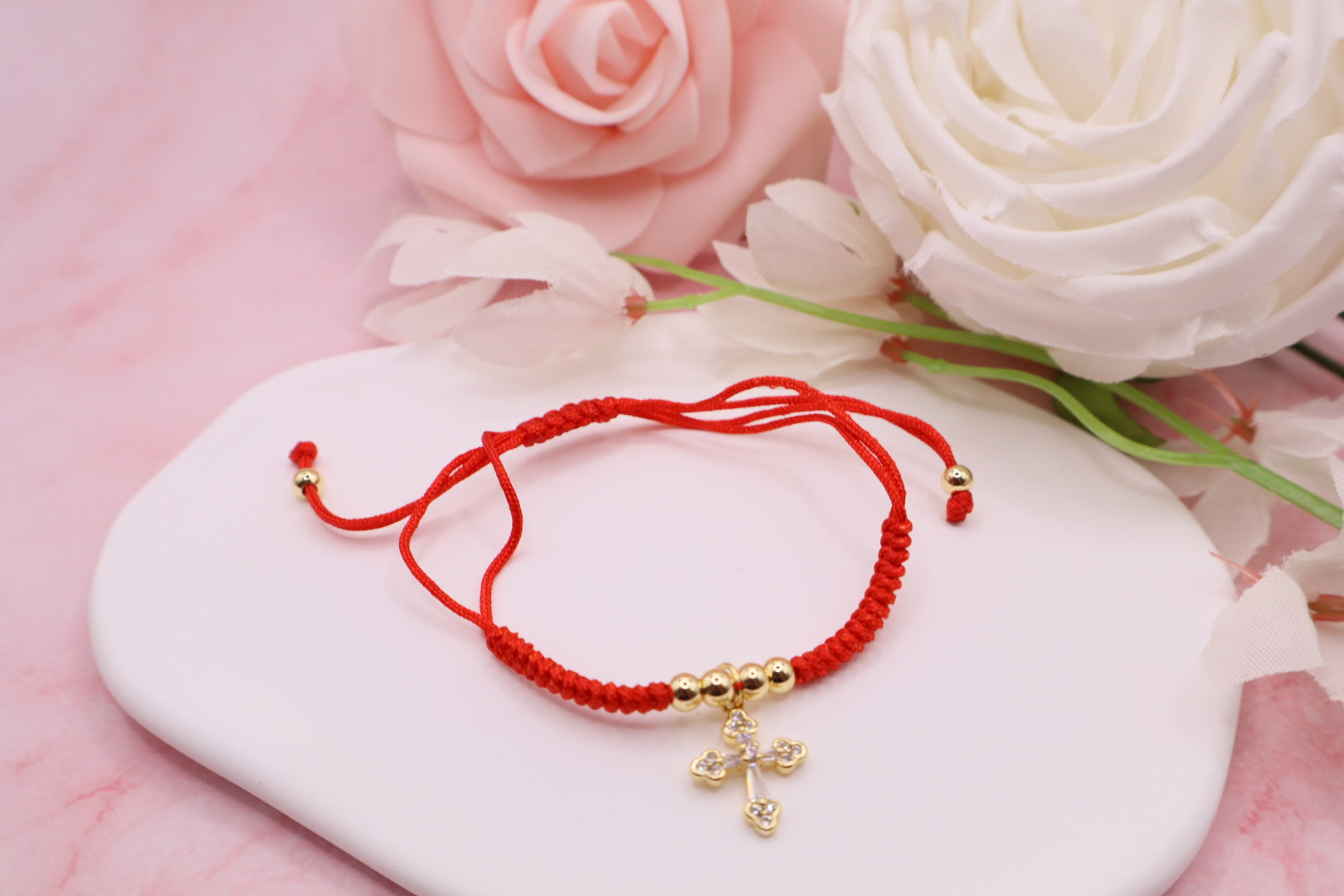 Pulseras tejidas en hilo rojo con cuentas de cristales y balines en baño de oro 18k