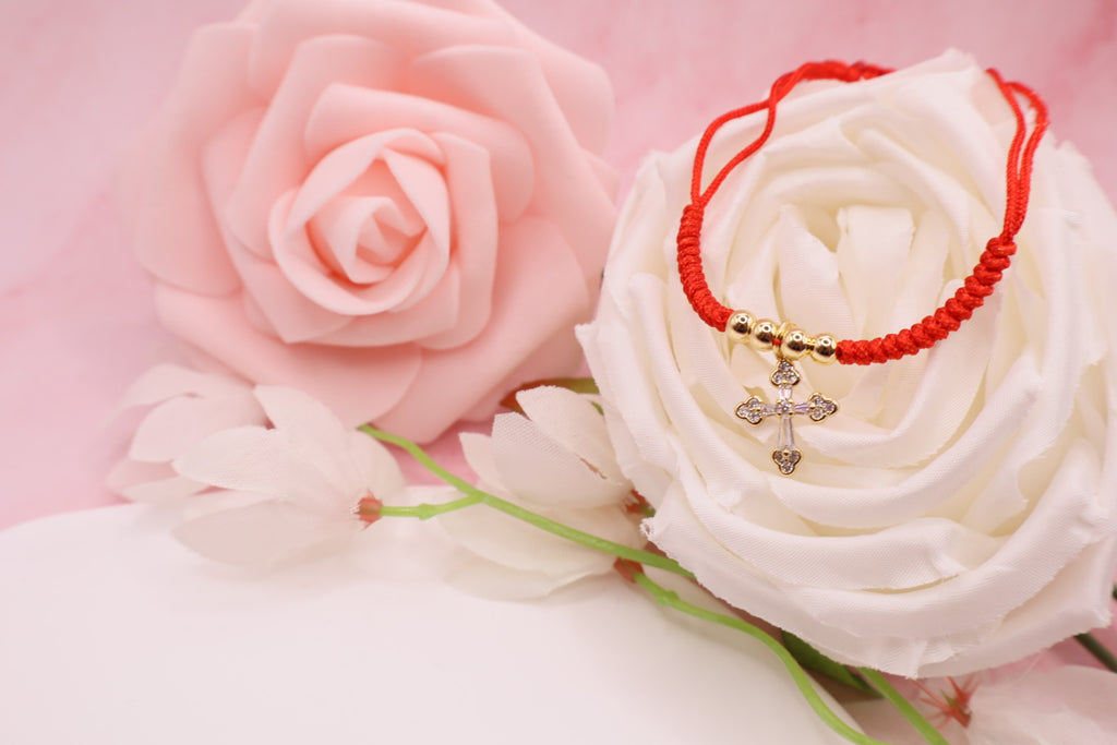 Pulseras tejidas en hilo rojo con cuentas de cristales y balines en baño de oro 18k