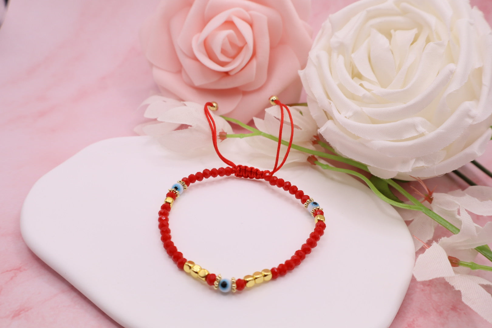 Pulseras tejidas en hilo rojo con cuentas de cristales y balines en baño de oro 18k