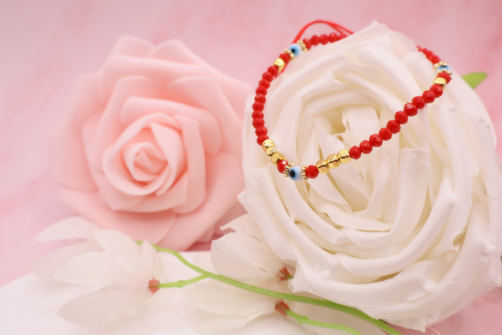 Pulseras tejidas en hilo rojo con cuentas de cristales y balines en baño de oro 18k