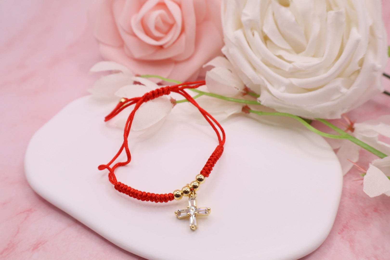 Pulseras tejidas en hilo rojo con cuentas de cristales y balines en baño de oro 18k