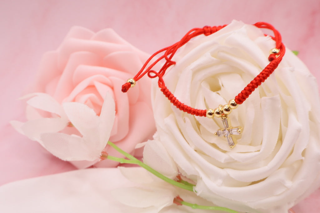 Pulseras tejidas en hilo rojo con cuentas de cristales y balines en baño de oro 18k