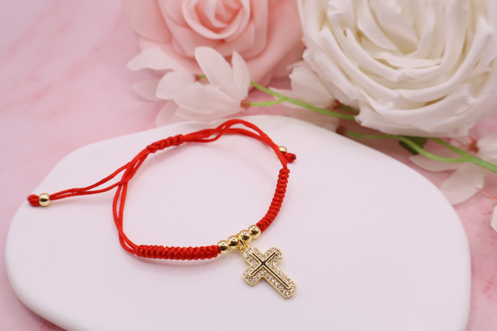 Pulseras tejidas en hilo rojo con cuentas de cristales y balines en baño de oro 18k