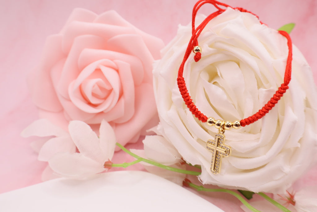 Pulseras tejidas en hilo rojo con cuentas de cristales y balines en baño de oro 18k