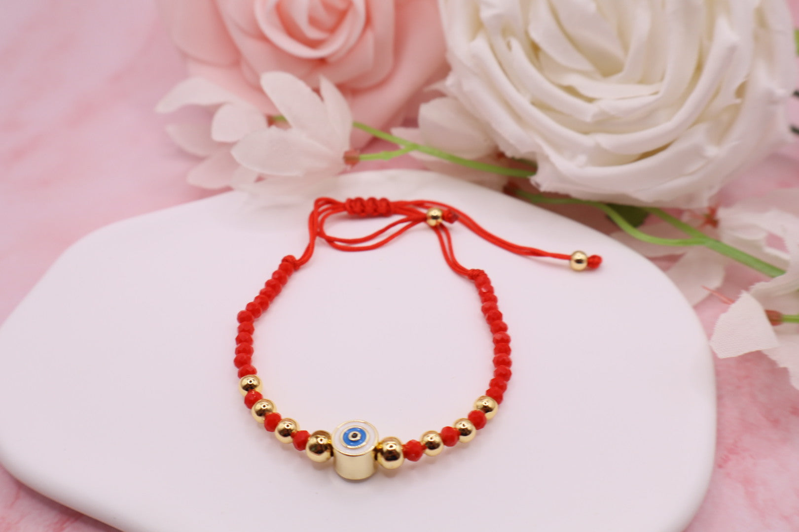 Pulseras tejidas en hilo rojo con cuentas de cristales y balines en baño de oro 18k