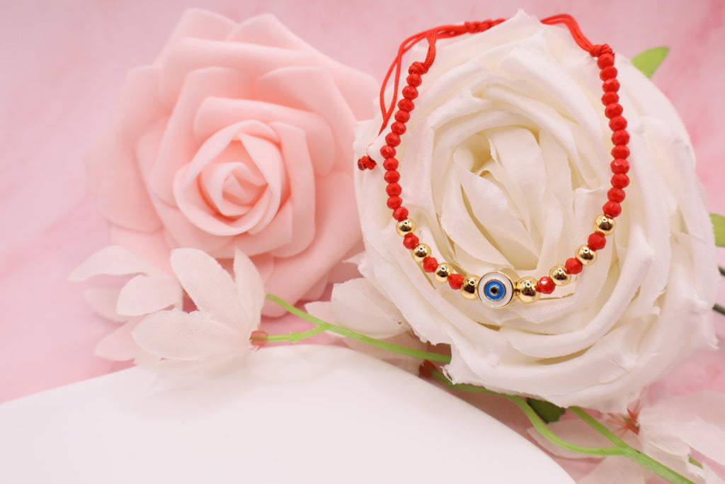 Pulseras tejidas en hilo rojo con cuentas de cristales y balines en baño de oro 18k