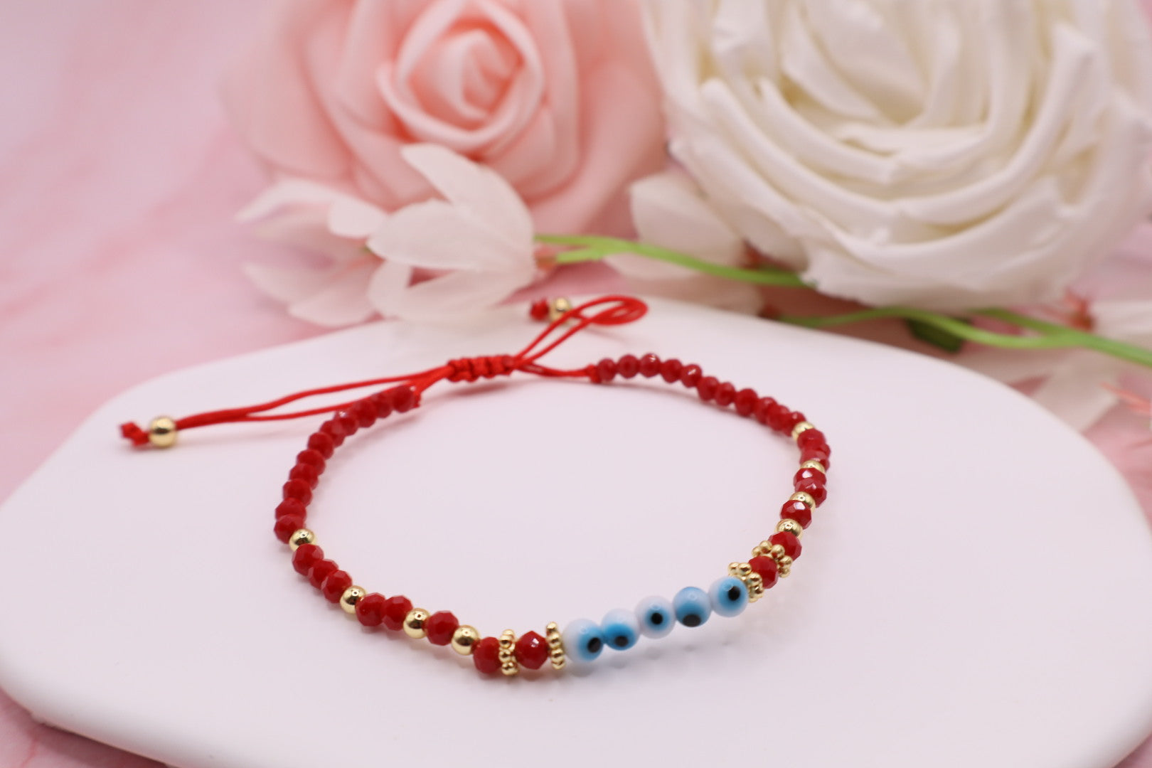 Pulseras tejidas en hilo rojo con cuentas de cristales y balines en baño de oro 18k