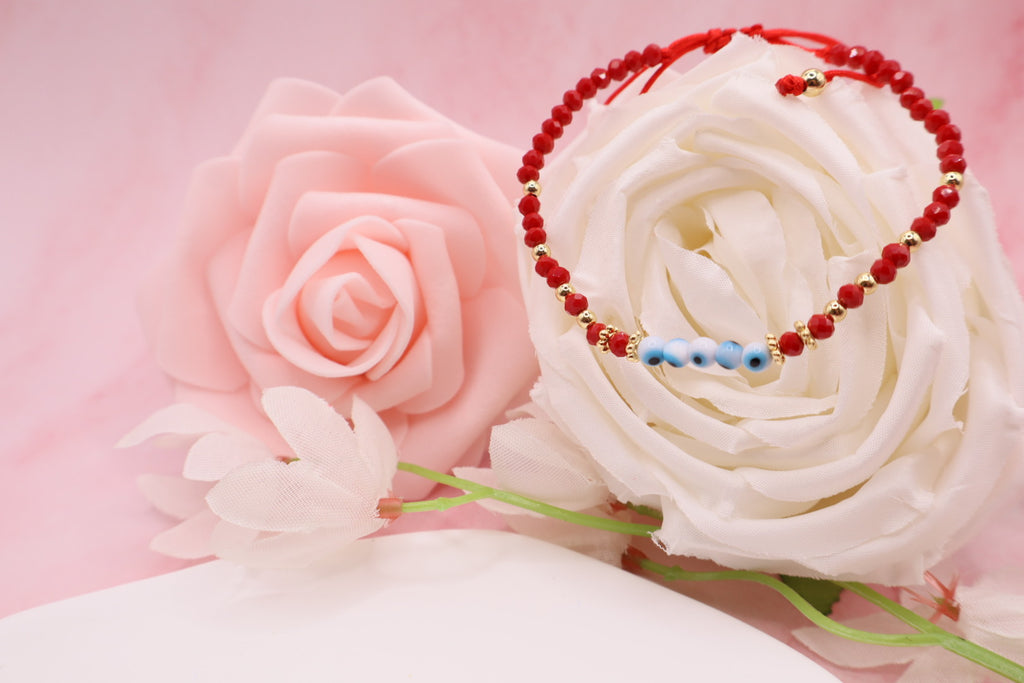 Pulseras tejidas en hilo rojo con cuentas de cristales y balines en baño de oro 18k