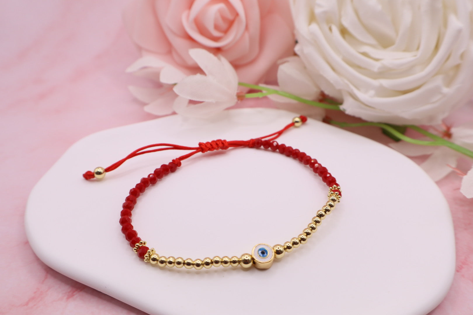 Pulseras tejidas en hilo rojo con cuentas de cristales y balines en baño de oro 18k