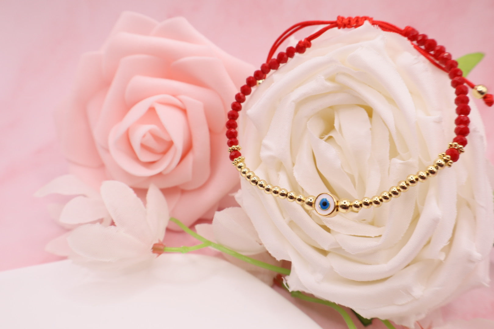 Pulseras tejidas en hilo rojo con cuentas de cristales y balines en baño de oro 18k