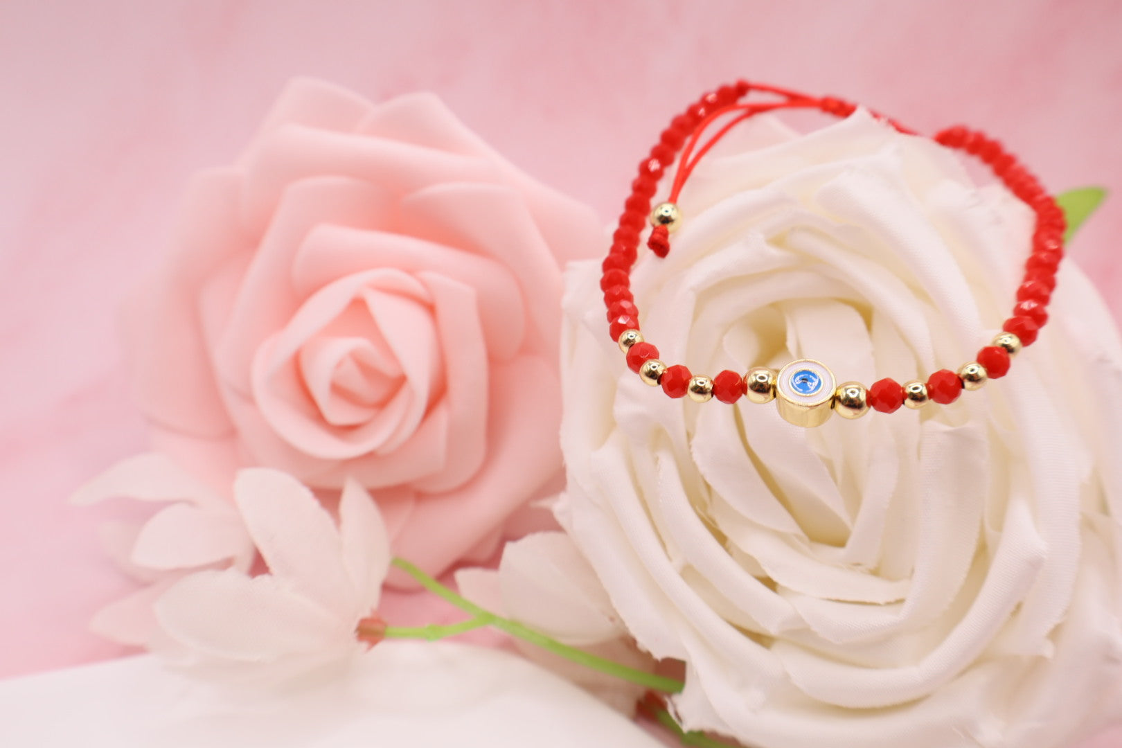 Pulseras tejidas en hilo rojo con cuentas de cristales y balines en baño de oro 18k