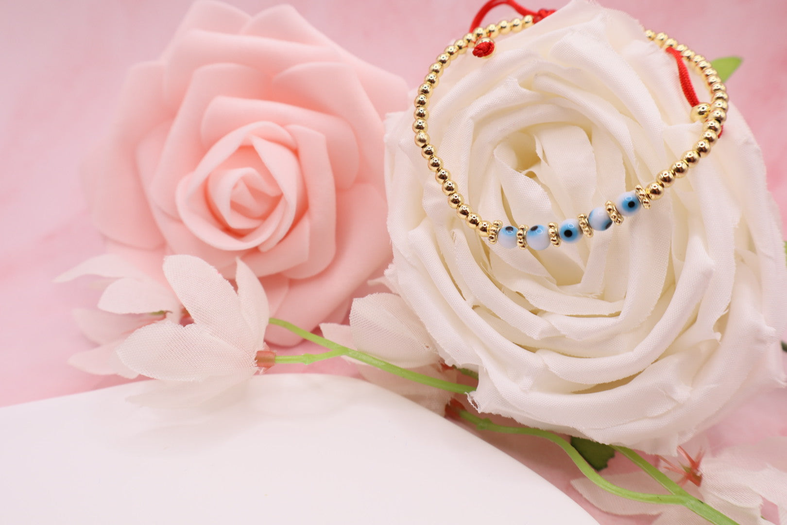 Pulseras tejidas en hilo rojo con cuentas de cristales y balines en baño de oro 18k