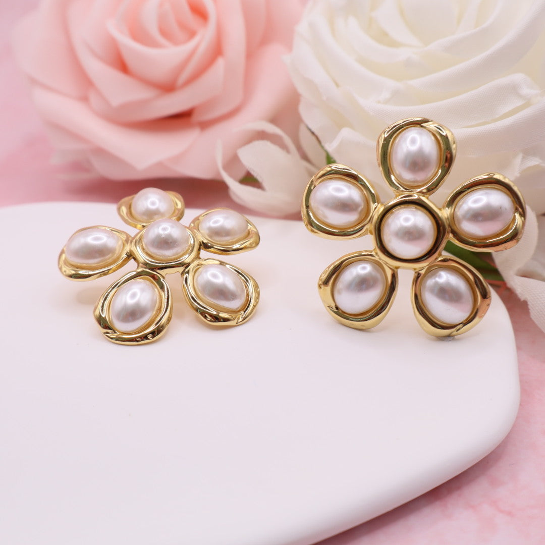 Pendientes en forma de flor dorado con perlas en acero inoxidable y baño de oro 18k