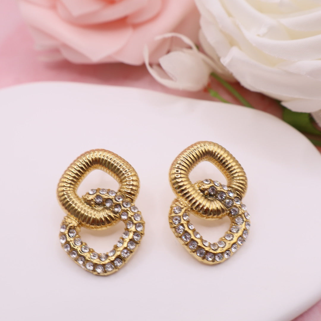 Pendientes de eslabones entrelazados dorados, con texturas y piedras inscrustadas en acero inoxidable y bañado en oro 18k