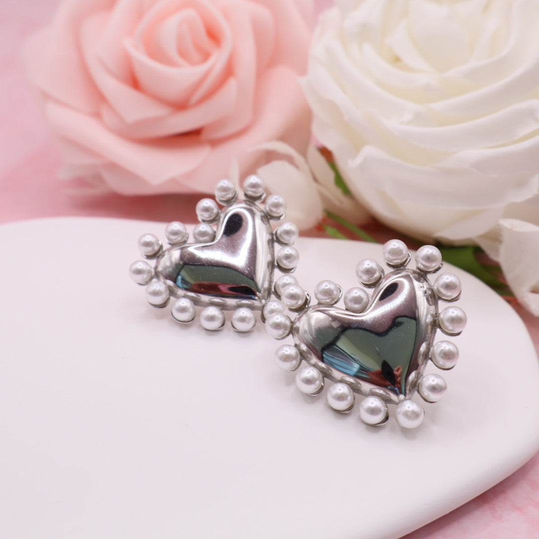 Pendientes plateados en forma de corazon con bordes de cuentas de perlas en acero inoxidable