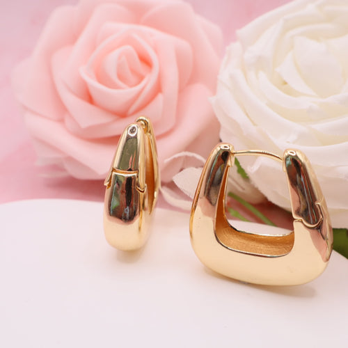 Aretes tipo argollas gruesas (chunky hoops), argollas cuadradas en Baño de oro 18k