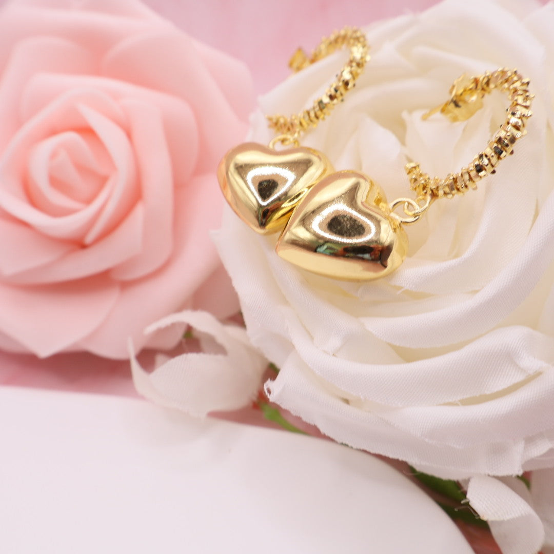 Aretes en dorados en forma de C con dije de corazón en baño de oro 18k