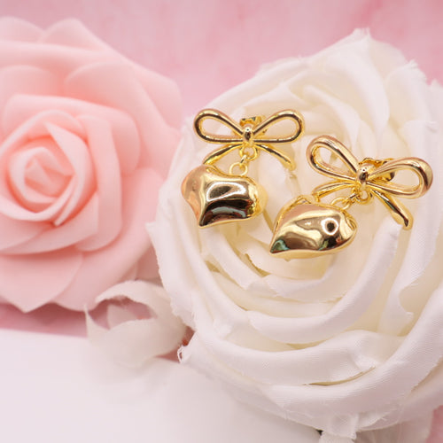 Aretes de lazo y corazón en Baño de oro 18k