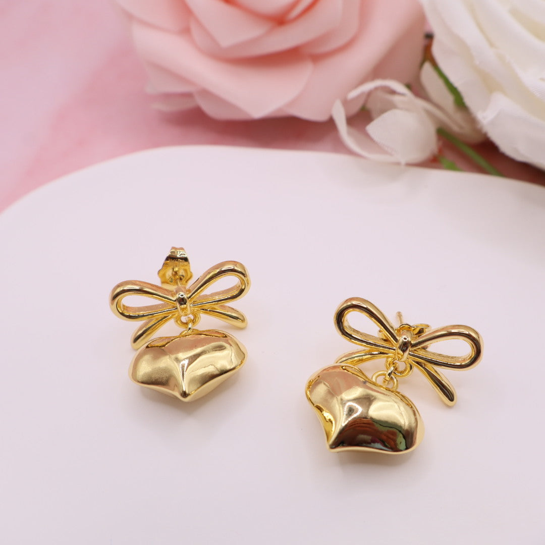 Aretes de lazo y corazón en Baño de oro 18k
