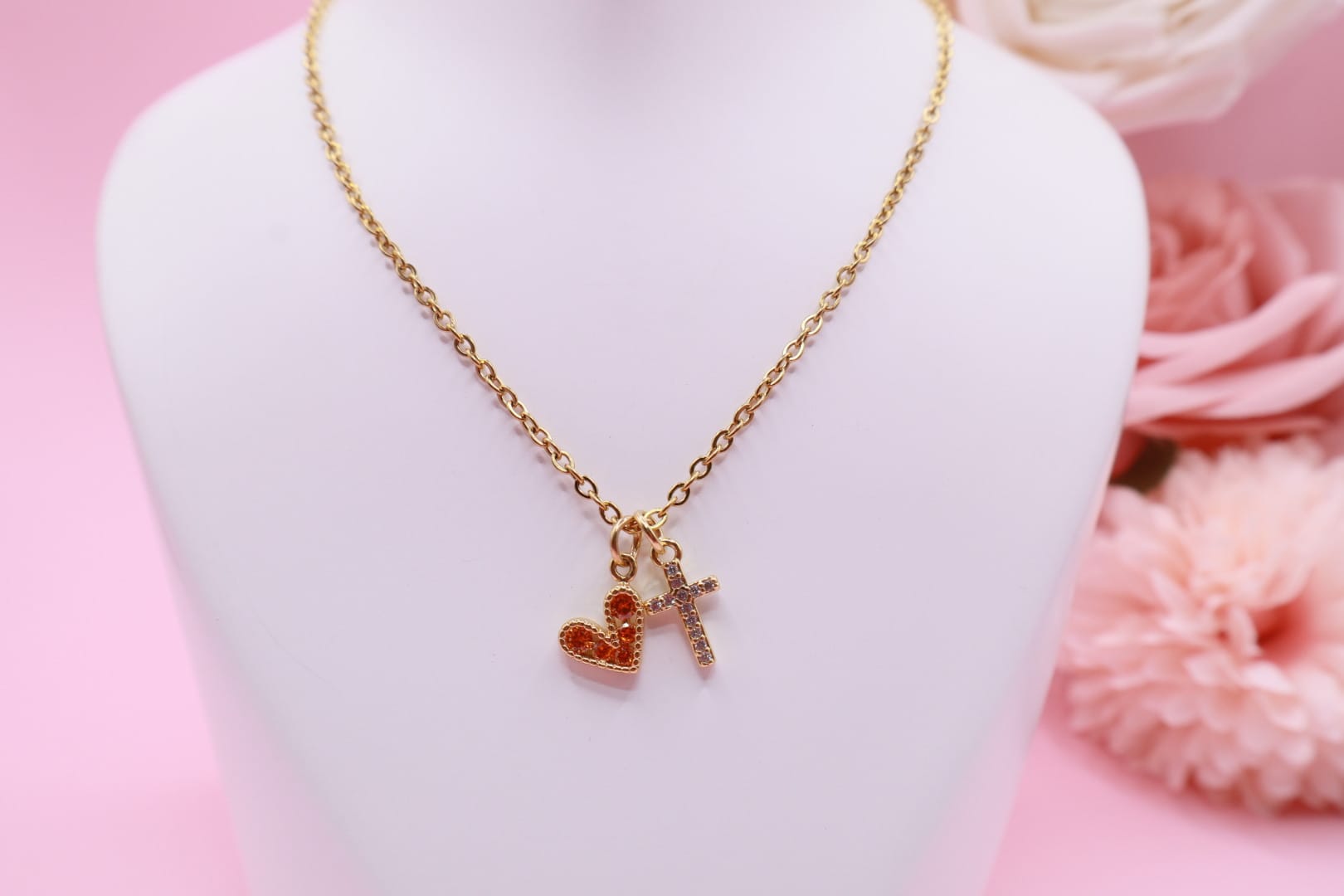 Collar Corazón & Cruz Minimalista en Acero Inoxidable – Colores Disponibles