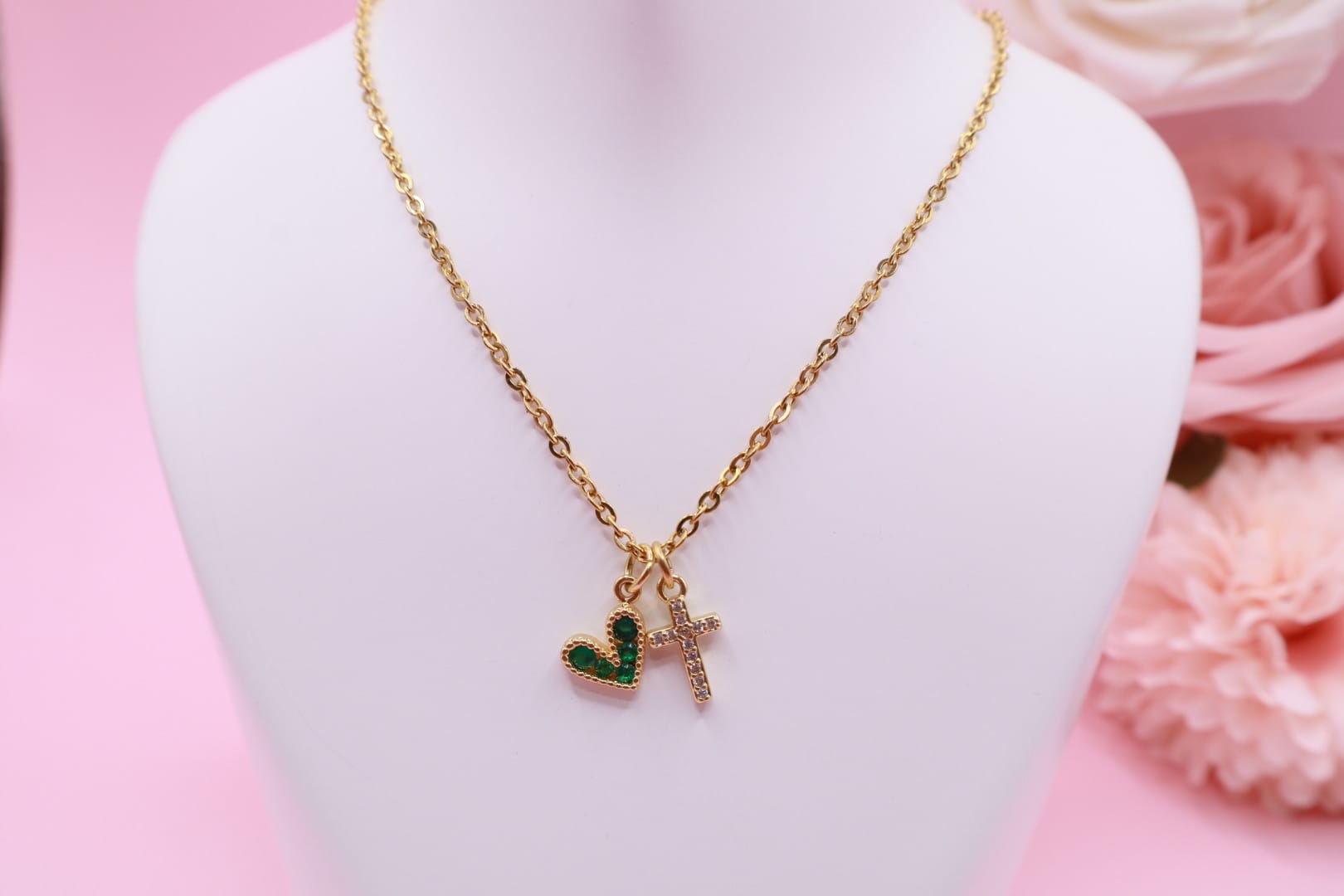 Collar Corazón & Cruz Minimalista en Acero Inoxidable – Colores Disponibles