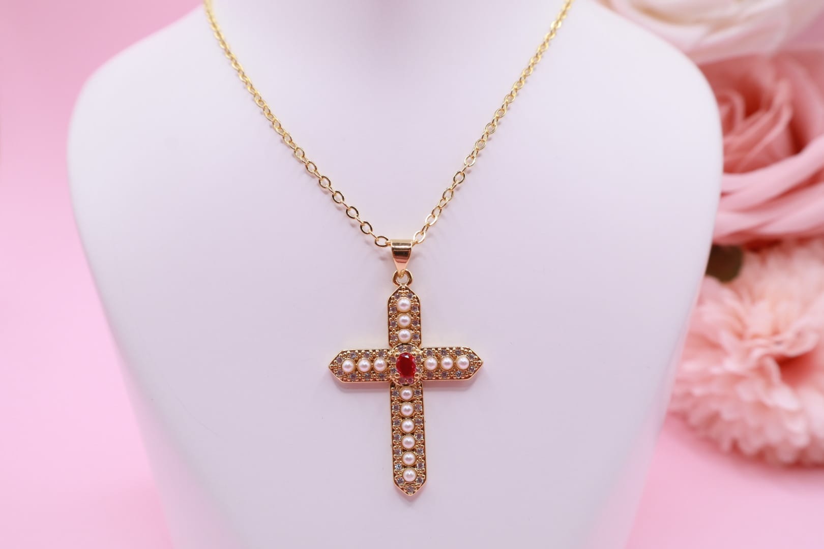 Collar Cruz con Perlas en Oro Laminado 18K – Elegancia y Fe